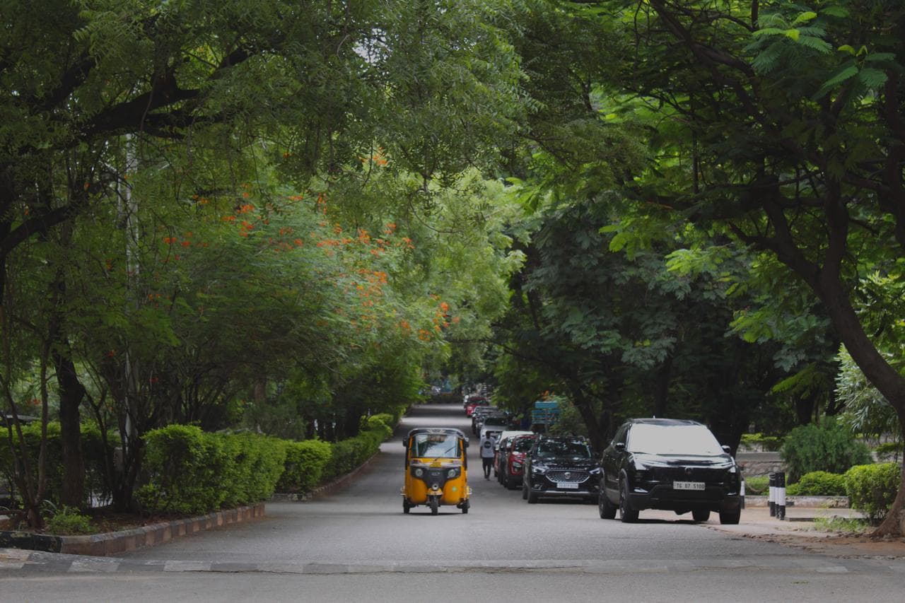 an auto in the rain in iiit campus
